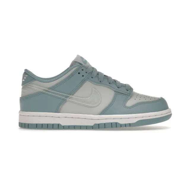 Nike dunk low gs (aura clear/ blue/ aura/ clear/ worn blue/ white) big kids 3.5y-7y dh9765-401