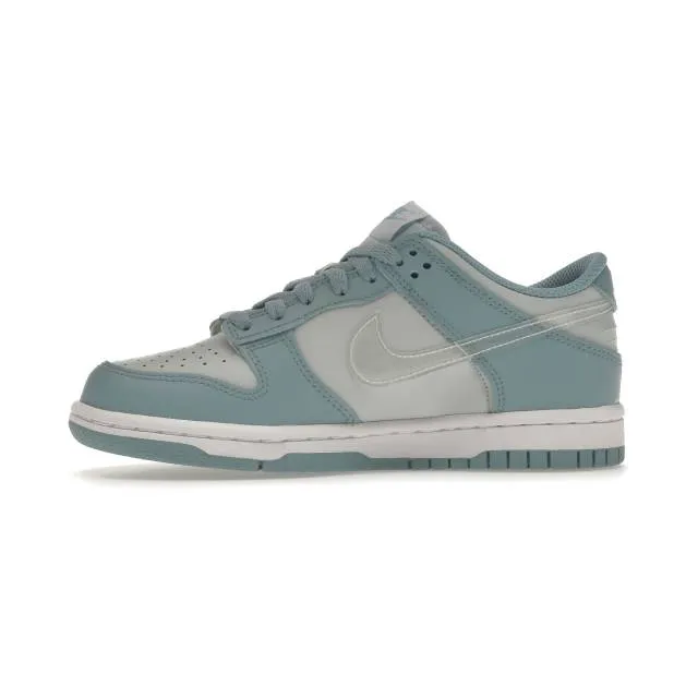 Nike dunk low gs (aura clear/ blue/ aura/ clear/ worn blue/ white) big kids 3.5y-7y dh9765-401